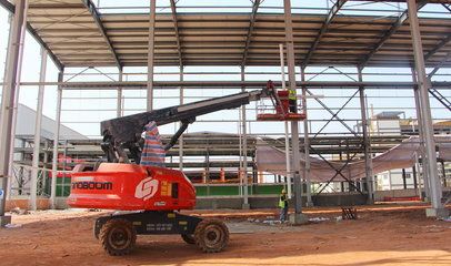 鋼結構水電安裝升降機作業圖片 結構橋梁鋼結構施工