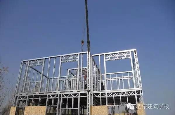 鋼結(jié)構(gòu)別墅建筑過程安裝視頻（鋼結(jié)構(gòu)別墅建筑過程和安裝視頻需要注意以下幾點） 鋼結(jié)構(gòu)鋼結(jié)構(gòu)螺旋樓梯施工 第4張