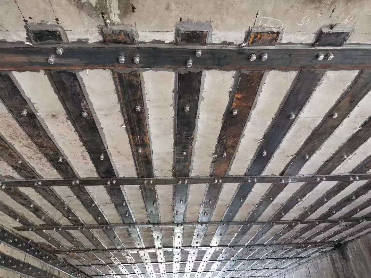四川省雕塑家協會梁名琛（梁名琛先生在雕塑藝術創作中有哪些獨特的風格或技巧） 北京鋼結構設計問答
