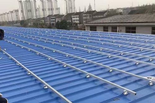 彩鋼瓦屋面使用年限（彩鋼瓦屋面使用年限一般在10-15年左右）